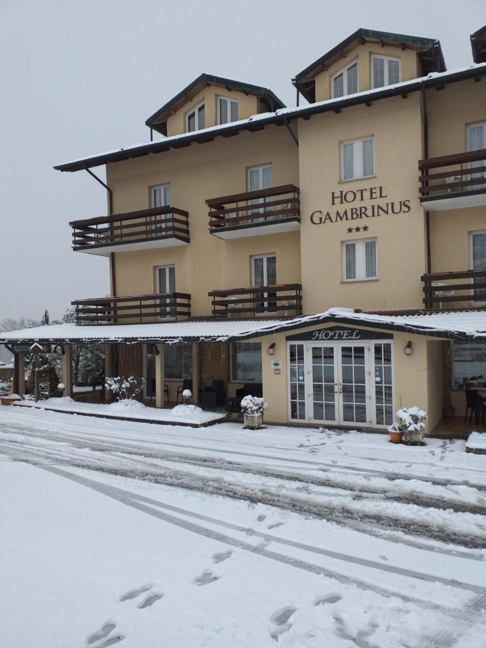 Hotel Gambrinus อับบาเดียซานซัลวาตอเร ภายนอก รูปภาพ