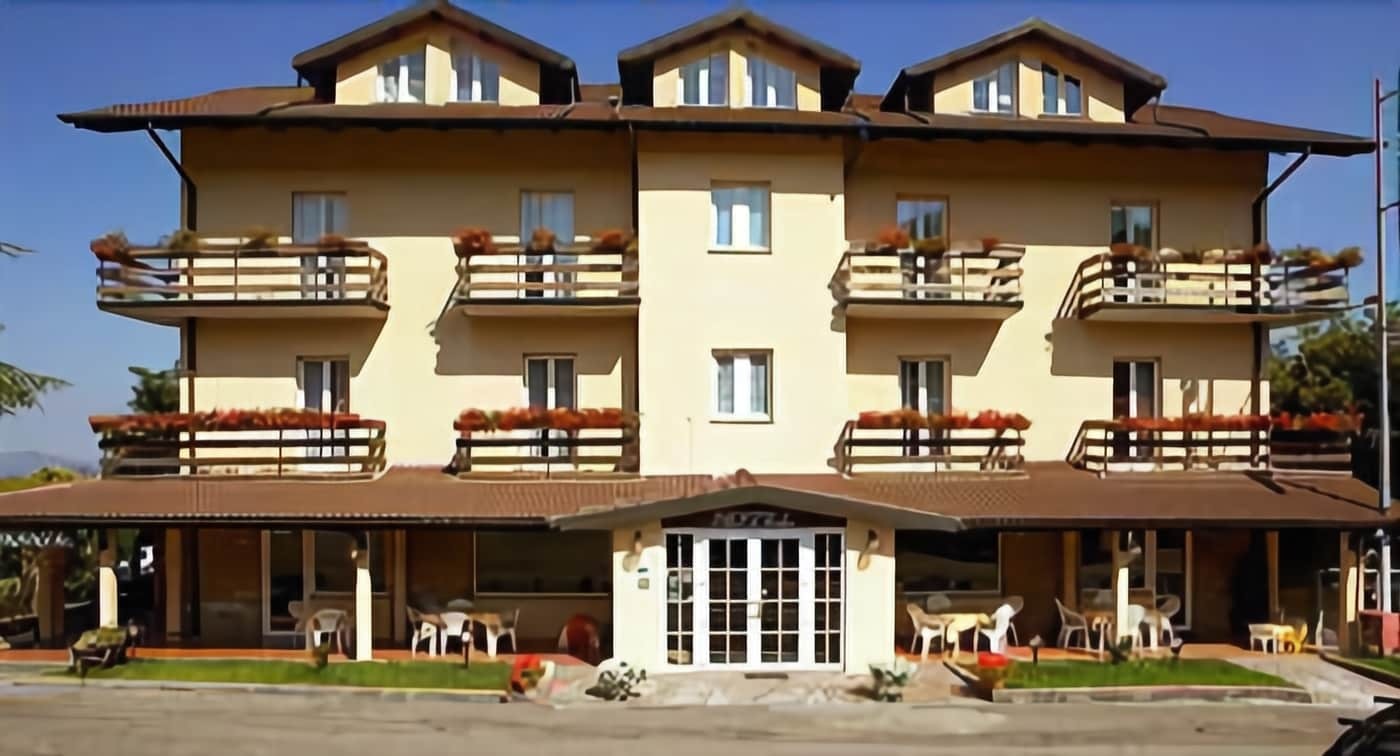 Hotel Gambrinus อับบาเดียซานซัลวาตอเร ภายนอก รูปภาพ